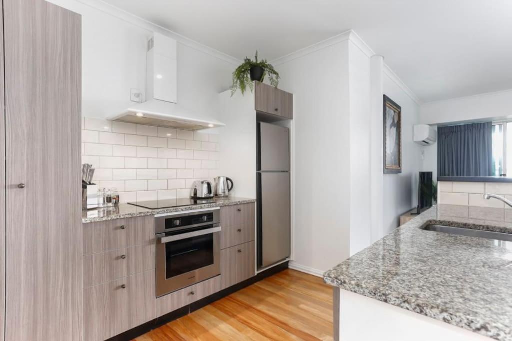 Newly Refurbished Waterfront Apartment! 3320 Auckland Eksteriør billede